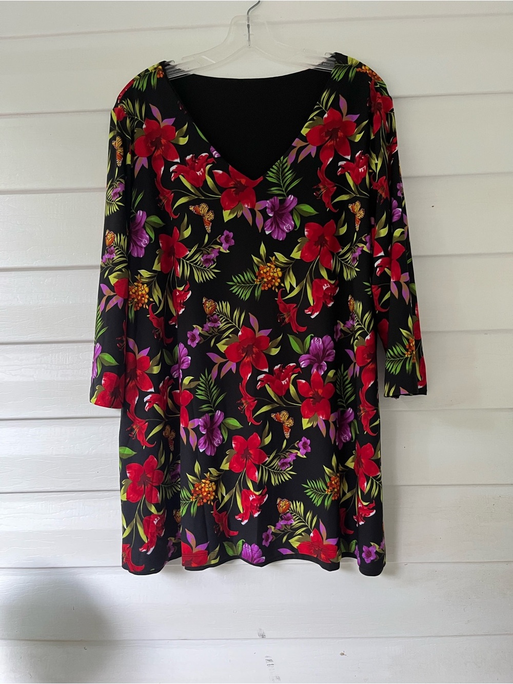NEW Attitudes  Floral V-Neck Women's Top -Red Purple black lining 1X Plus size
